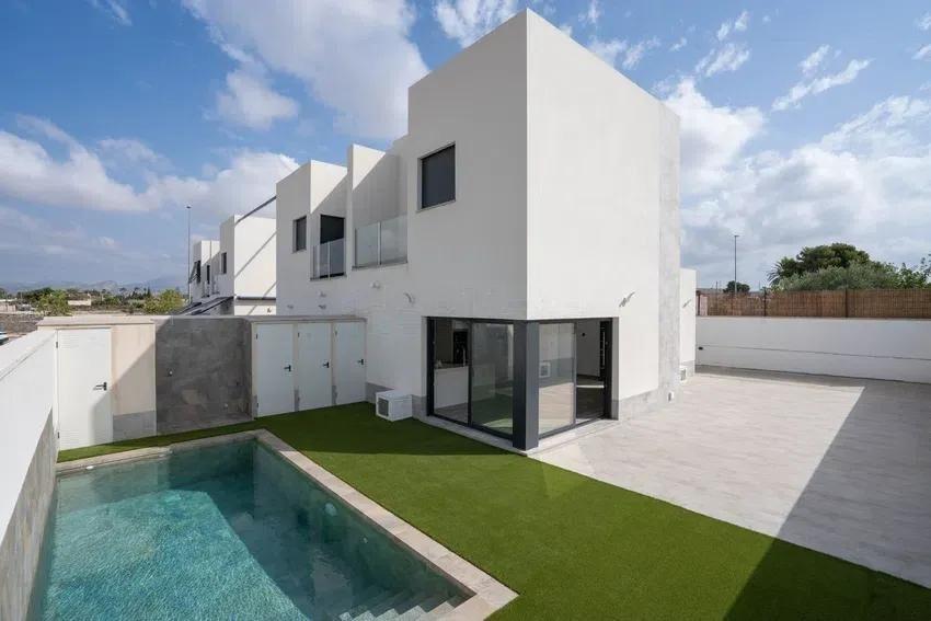 CHALET PAREADO DE RECIENTE CONSTRUCCIÓN EN MUTXAMEL