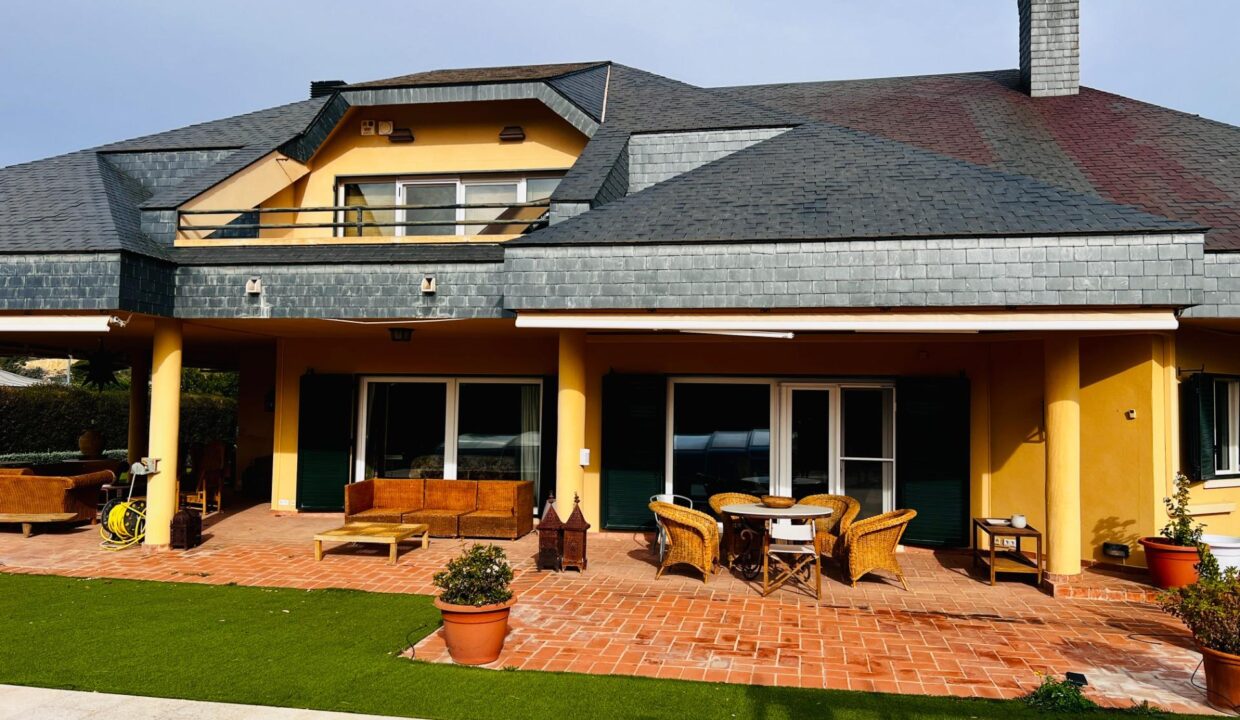 EXCLUSIVA VIVIENDA EN LA MEJOR URBANIZACIÓN DE IBI 