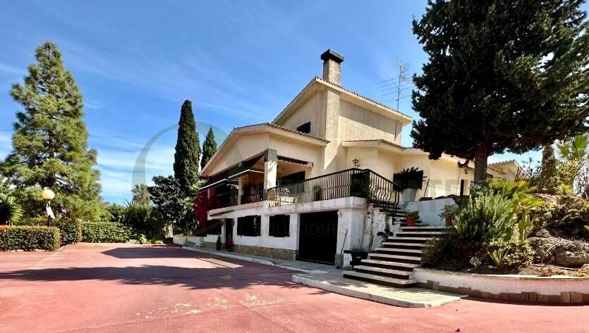 CHALET CON GRAN PARCELA EN MUY BUENA ZONA DE ELCHE 