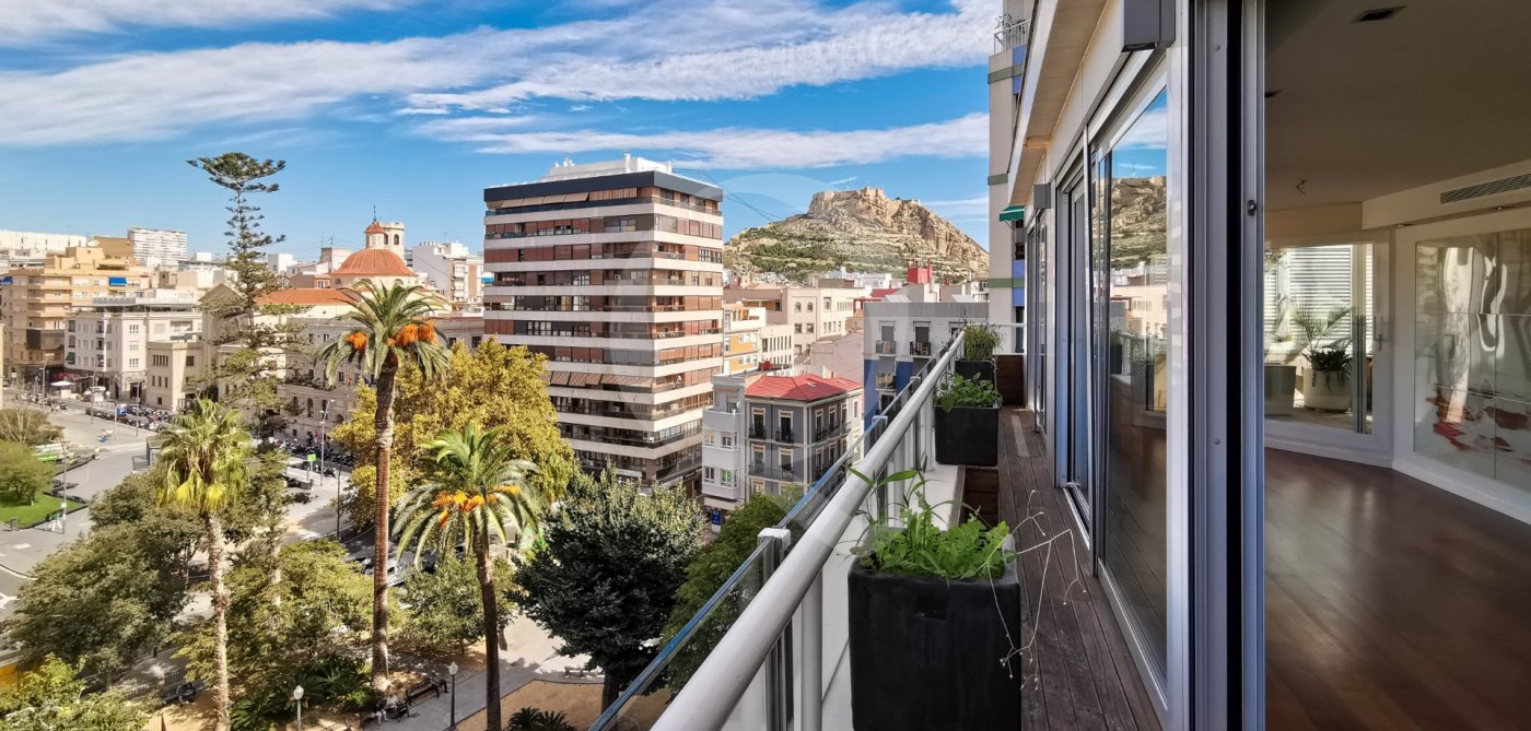 ÁTICO CON VISTAS INCREÍBLES EN EL CENTRO DE ALICANTE